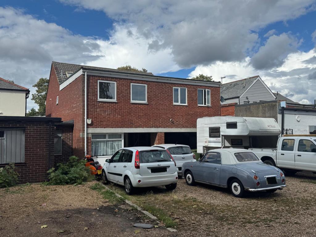 Lot: 3 - FREEHOLD GROUND RENT WITH LEASEHOLD COMMERCIAL UNIT - Rear of building with parking and rear access